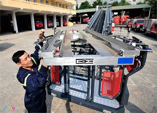 Ngoài camera quan sát, cảm biến sức gió, trên thang còn tích hợp cáng cứu hộ trong việc ứng cứu người bị nạn trên cao.