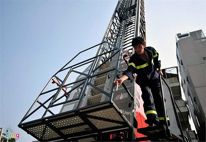 Ở vị trí nâng lên, giỏ trượt được thiết kế chạy dọc theo thang dễ dàng mở ra nhằm chuyên chở người từ trên cao xuống mặt đất, có thể cứu được 18 người trong vòng 12 phút.