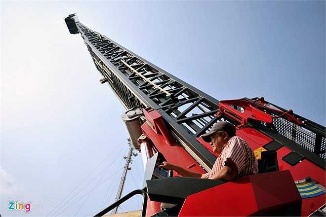 Thang được thiết kế hệ thống tự động cân bằng, vươn cao tối đa nhưng vẫn đảm bảo độ ổn định chắc chắn và chịu được sức gió 8 m/s khi hoạt động. Khu vực điều khiển với hệ thống màn hình và chỉ dẫn bằng tiếng Việt được đặt tại vị trí chân thang thuận tiện cho việc quan sát khi thực hiện nhiệm vụ.