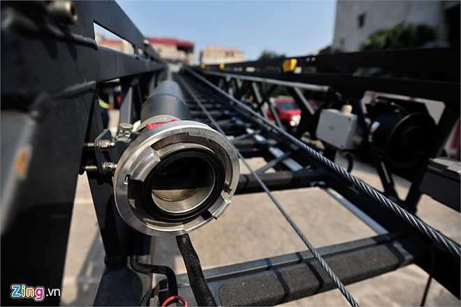 Lăng chữa cháy được cố định tại thanh cao nhất trên thang, khi kết nối với ống dẫn nước dài 50 m, thuận tiện và an toàn cho các chiến sĩ khi chữa cháy trên cao, tránh được việc bị quăng quật ống, hay va chạm vào các chi tiết hiện đại trên trục thang.