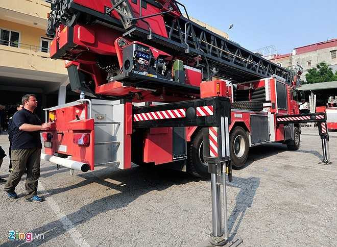 Chuyên gia kỹ thuật Juergen Wagner thuộc tập đoàn Rosenbauer (trong buổi chuyển giao kỹ thuật cho các chiến sĩ PCCC Hà Nội) đang lưu ý cho các chiến sĩ về chiếc xe hiện đại với nhiều cảm biến để tối ưu hóa yêu cầu nhiệm vụ. Hệ thống thang sẽ tự động tính toán để điều chỉnh tầm hoạt động phù hợp với độ mở chân chống và cảm biến trọng lương tại mỗi chân chống.