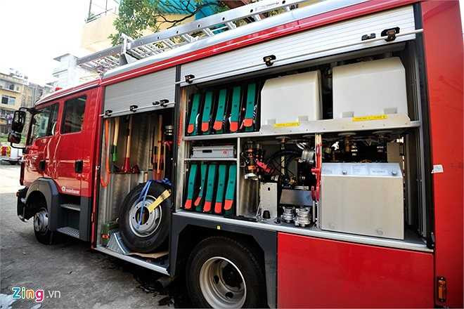 Đi theo gói hợp đồng với 2 chiếc xe thang còn có 9 chiếc xe chữa cháy công nghệ bọt khí nén CAFS (tổng trọng lượng toàn tải 10,8 tấn, có cabin kép cho lái xe và 6 lính cứu hỏa). Đây là công nghệ chữa cháy hiện đại nhất, tiết kiệm nước và hiệu suất chữa cháy cao. 