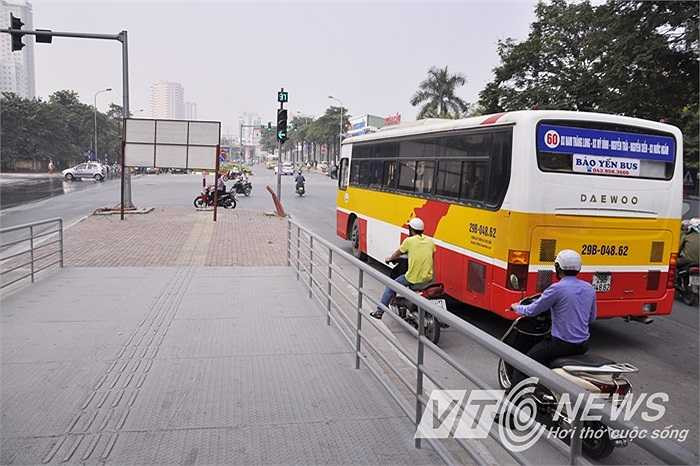 Nhà chờ xe buýt này được khởi công vào ngày 04/03/2014 đang trong quá trình hoàn thiện. Đây là một địa điểm trong chuỗi nhà chờ của tuyến buýt nhanh Hà Nội BRT (từ bến xe Yên Nghĩa tới bến xe Kim Mã).