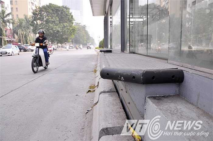  Nhà chờ mẫu được thiết kế với đầy đủ công năng của một nhà chờ xe buýt nhanh theo chuẩn quốc tế, bề rộng 5m và tổng diện tích 129m2, theo chuẩn thiết kế tuyến buýt nhanh quốc tế đồng thời phù hợp với đặc thù giao thông trên các tuyến phố Hà Nội.