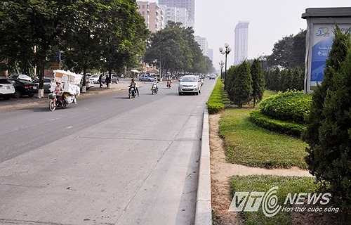 Làn đường dành riêng cho xe buýt nhanh được thiết kế sát với dải phân cách giữa của đường. Phân biệt với làn đường dành cho các phương tiện khác.