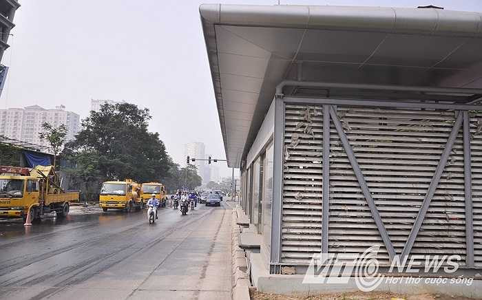 Khung mái được xây dựng bằng kết cấu thép, ốp vách kính cường lực, rộng rãi sạch sẽ, đáp ứng được lưu lượng khách lớn, đường vào có độ dốc hợp lý cho người khuyết tật và đi xe lăn có thể tham gia. Cốt nền nhà chờ được tôn cao để tạo độ bằng phẳng với sàn xe buýt giúp người đi xe buýt tiếp cận dễ dàng hơn nhiều so với xe buýt truyền thống.