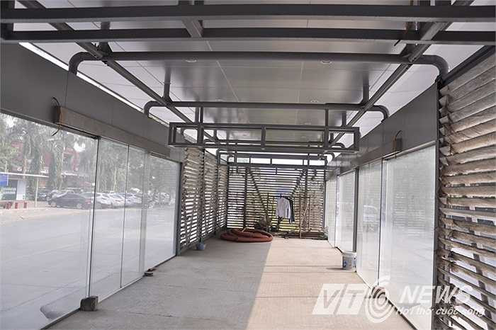 Cận cảnh bên trong nhà chờ xe buýt. Cửa từ nhà chờ bước lên xe buýt là hệ thống kính trượt đóng mở tự động. Chỉ khi xe buýt cập bến cửa trượt mới tự động mở để giữ an toàn và tạo thói quen xếp hàng trật tự khi vào xe.