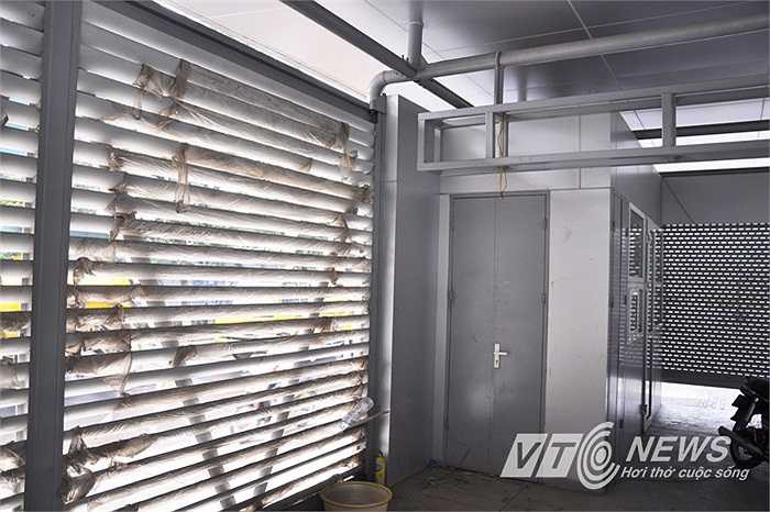 Nhà chờ được trang bị máy bán vé, máy quẹt thẻ/soát vé tự động, cũng như quầy hỗ trợ khách hàng có nhân viên trực tại chỗ.