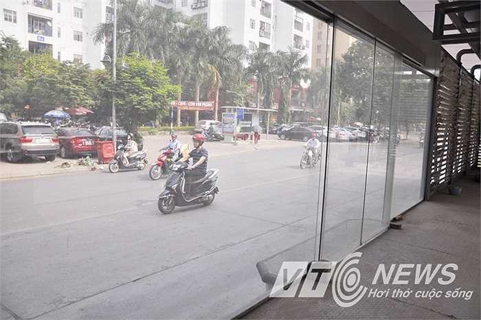 Nhà chờ được trang bị máy bán vé, máy quẹt thẻ/ soát vé tự động, cũng như quầy hỗ trợ khách hàng có nhân viên trực tại chỗ. Đây được xem là nhà chờ xe buýt hiện đại bậc nhất nước ta.