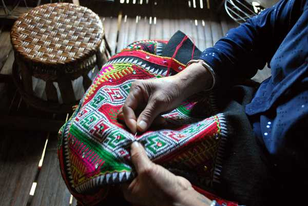 X Factor: F Band gây bức xúc khi dùng khăn Piêu đóng khố