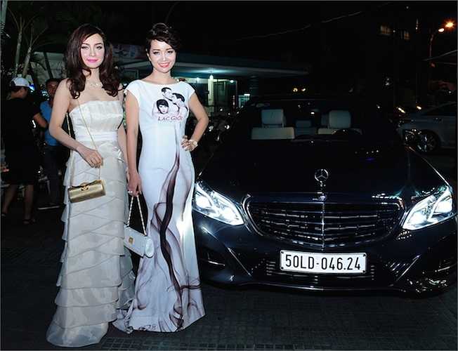 Tối qua (13/9), bộ phim điện ảnh 'Lạc giới' đã có buổi công chiếu với sự tham gia của nhiều nghệ sỹ nổi tiếng. Mai Thu Huyền và chị gái Mai Thu Trang được đưa đón bằng xe sang bạc tỷ đến sự kiện.