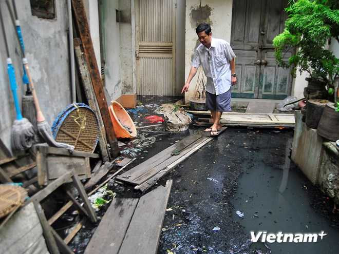 Nhà cổ Hà Nội ngập chìm trong cống nước