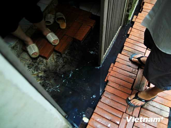 Nhà cổ Hà Nội ngập chìm trong cống nước