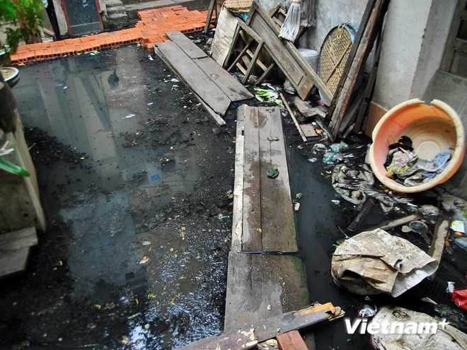 Nhà cổ Hà Nội ngập chìm trong cống nước