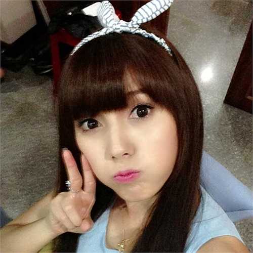  Sau thành công của serie Tiệm bánh hoàng tử bé, sitcom hài hước mới toanh Kim Chi - Cà Pháo trên VTV9 tiếp tục được nhiều bạn trẻ yêu mến nhờ nội dung lẫn cái tên khá bắt tai. Đảm nhiệm vai chính trong bộ phim này, cô bạn 9x Kiều Nhi với gương mặt xinh xắn như xì ta Hàn đang nhanh chóng được nhiều người 'truy tìm'.