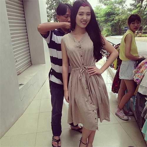 Trong bộ phim sitcom Kim chi Cà pháo, Kiều Nhi vào vai Kim Chi - một cô gái người Hàn gốc Việt. 