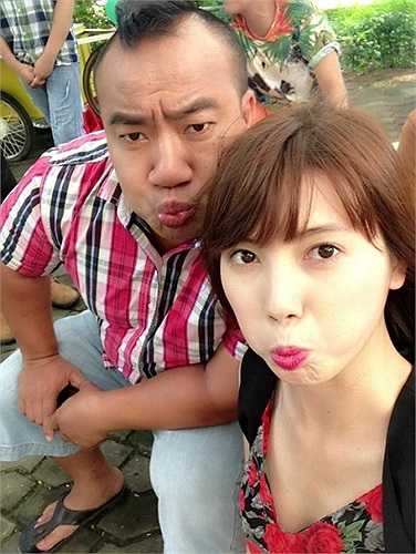 Trong phim, Kiều Nhi đóng cặp cùng ca sĩ Ngô Kiến Huy và diễn viên Hiếu Hiền. Cô nàng cho hay nhờ được làm việc với các đàn anh nên có thể học tập được nhiều kinh nghiệm trong diễn xuất.