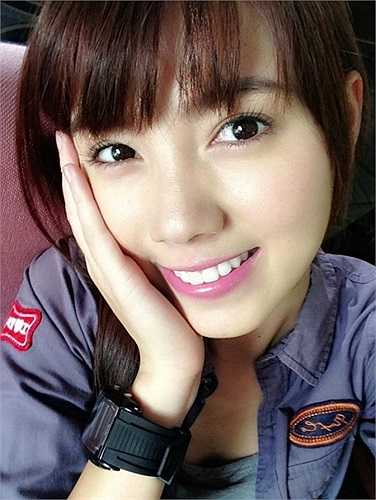 Giống như nhiều bạn trẻ khác, cô nàng thích chụp ảnh tự sướng mỗi khi có thời gian rảnh rỗi.