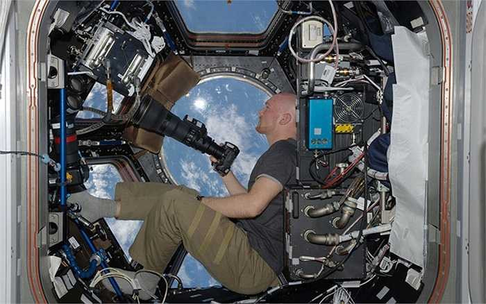 Phi hành gia với các thiết bị máy ảnh, ống kính Nikon trên trạm vũ trụ ISS