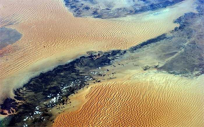 Các cồn cát trên sa mạc Sahara đẹp kỳ ảo khi nhìn trừ trạm vũ trụ ISS