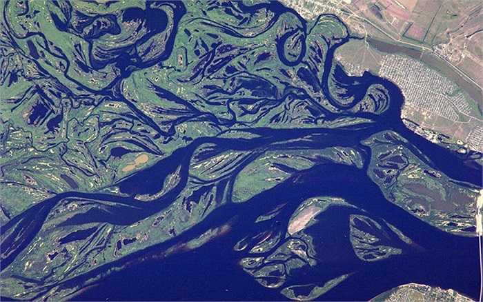 Dòng sông Volga với những nhánh sông nhỏ ở Saratov, Nga