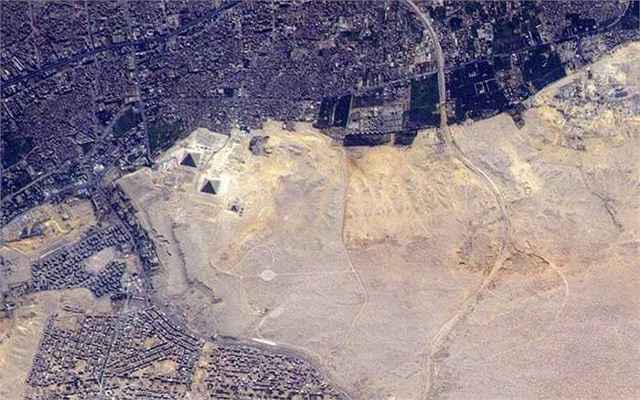 Các kim tự tháp Ai Cập nhìn từ khoảng không vũ trụ