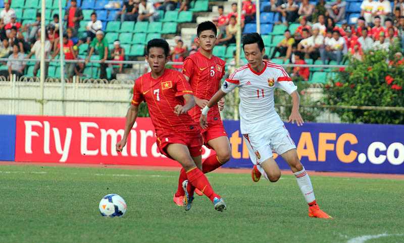 Hàng thủ U19 Việt Nam chơi tiến bộ dần qua từng trận (Ảnh: Nhạc Dương)