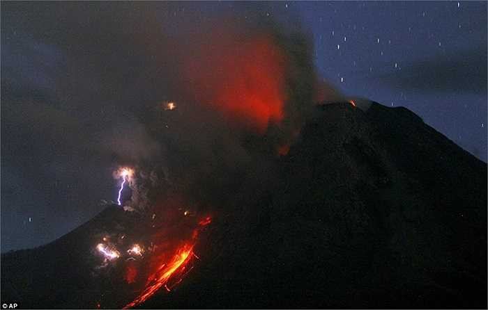 Tia sét xuất hiện trong đám tro bụi và dung nham của núi lửa 