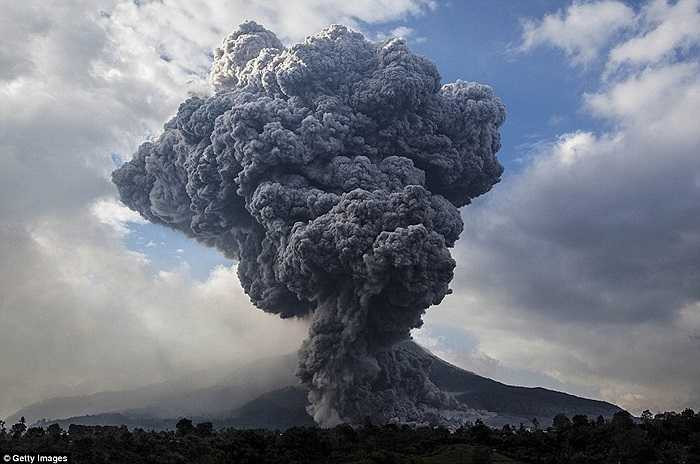 Núi lửa Sinabung phun những cột tro bụi cao hàng km lên bầu trời