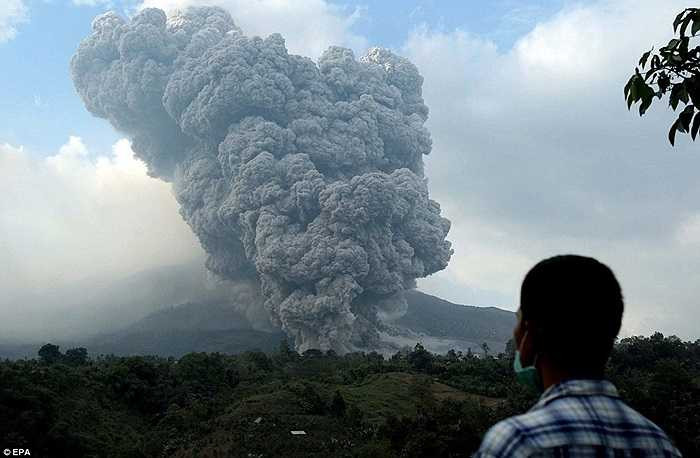 Cột khói bụi khổng lồ của núi lửa Sinabung