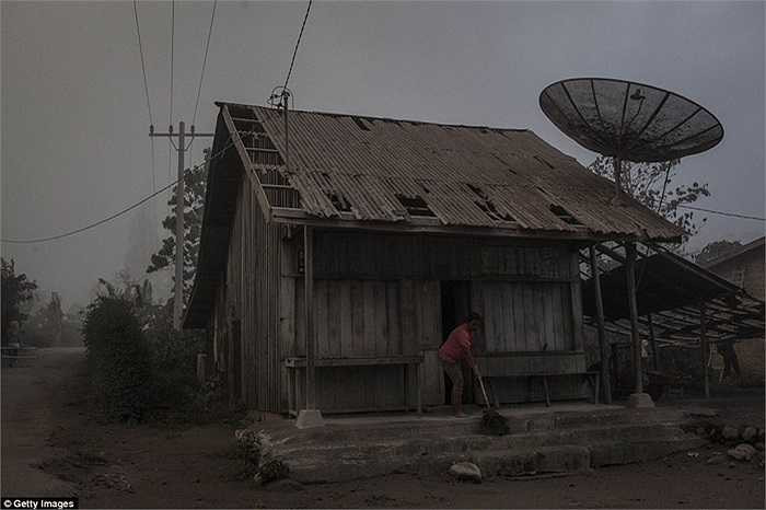 Người dân xung quanh khu vực núi lửa phải sống trong bụi bặm