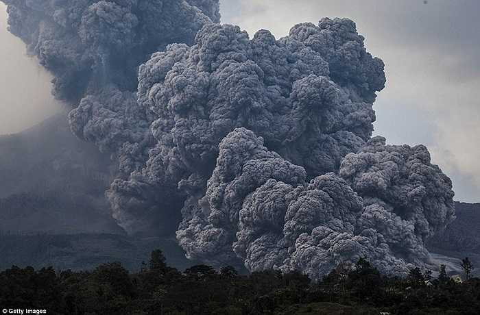 Cột khói bụi khổng lồ của núi lửa Sinabung