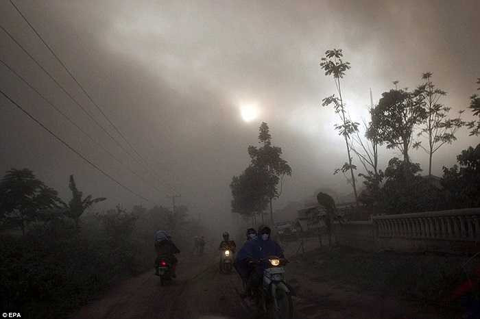 Người dân xung quanh khu vực núi lửa phải sống trong bụi bặm