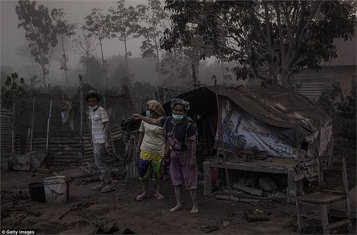 Người dân xung quanh khu vực núi lửa phải sống trong bụi bặm