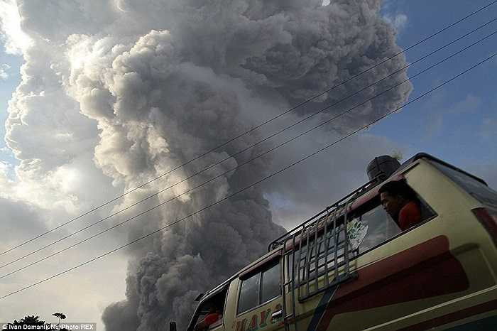 Đám mây bụi khổng lồ trên đầu người dân