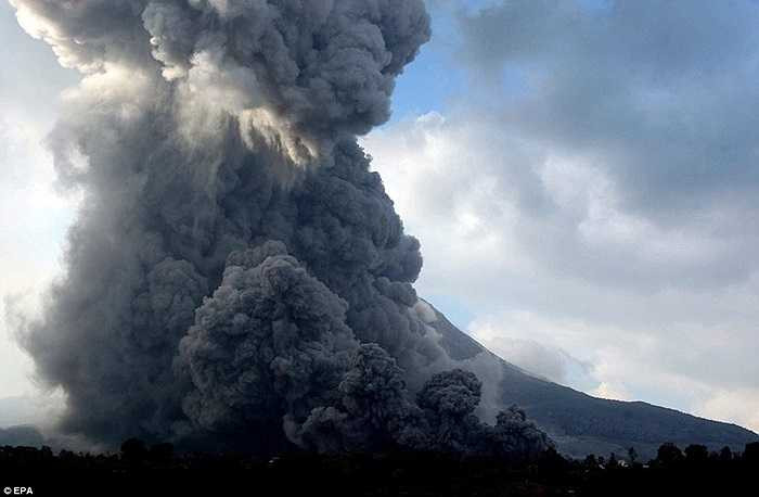 Cột khói bụi khổng lồ của núi lửa Sinabung