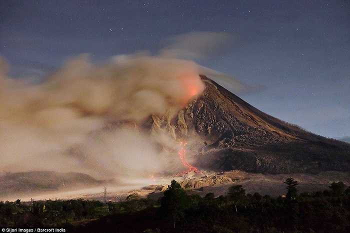 Dòng dung nham nóng chảy ra từ miệng núi lửa