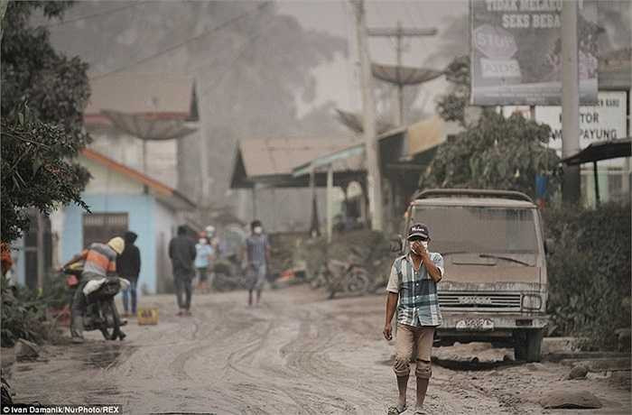 Người dân dùng khẩu trang khi đi đường để tránh bụi