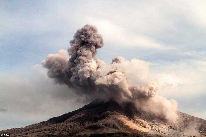 Khói bụi sinh ra từ núi lửa Sinabung