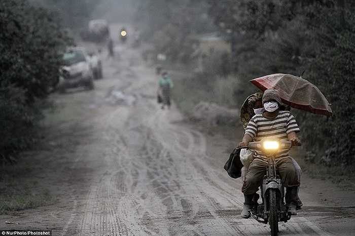Người dân Indonesia sống chung với khói bụi núi lửa