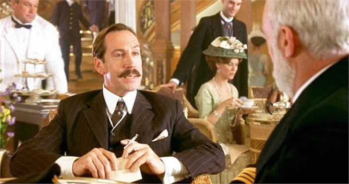 Jonathan Hyde trong vai Bruce Ismay, gã người Anh giàu có, hợm hĩnh đã bảo thuyền trưởng Smitch bật 4 nồi hơi, tăng tốc tàu và dẫn đến tai nạn va vào băng đáng tiếc. Gã còn được tả như một kẻ hung bạo, xô đẩy trẻ em, phụ nữ để giành suất lên tàu cứu hộ. 