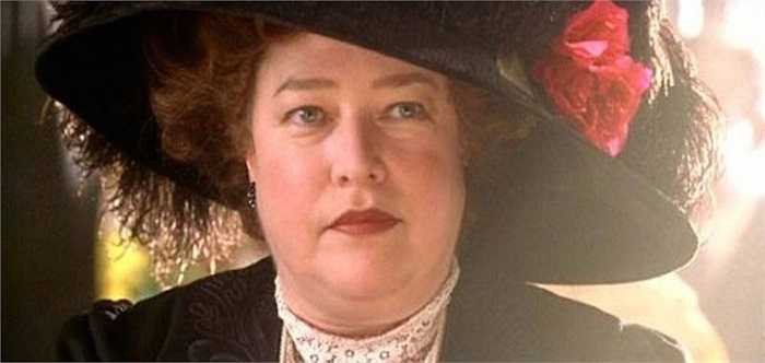 Kathy Bates trong vai Margaret 'Molly' Brown. Bà Brown thuộc tầng lớp 'giàu mới nổi' (new money) và không được lòng nhiều người vì không có cung cách 'cao sang quyền quý'. Nhưng cũng chính thế mà bà rộng lòng với người khác hơn: cho Jack mượn bộ vest đẹp để dự bữa tối, đề nghị cho thêm người vào thuyền cứu hộ. 