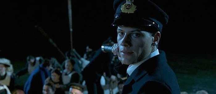 Ioan Gruffudd trong vai nhân viên tàu - Harold Lowe. 