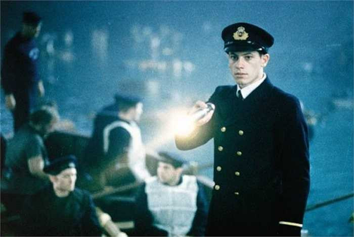 Sau khi tàu Titanic chìm, Harold Lowe là người duy nhất cho tàu cứu hộ quay lại và cứu thêm một số người. Theo Zing