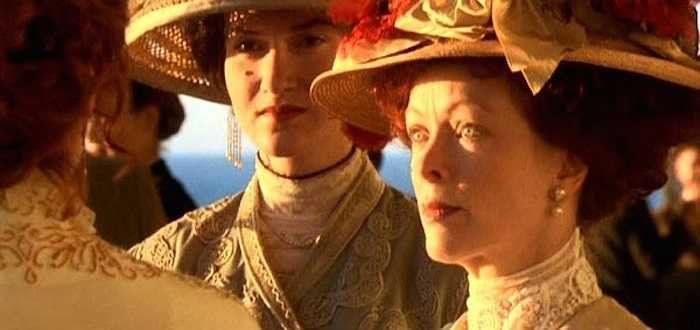 Francis Fisher thủ vai quý bà Ruth DeWitt Bukater, mẹ của Rose. 