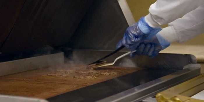 Và đây là những miếng thịt đã nướng, trước khi được vận chuyển tới cửa hàng để làm burger.