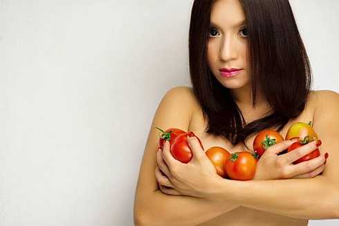 Bên cạnh vẻ đẹp dịu dàng của Diễm Hương, sâu lắng của Việt Trinh, đài các của Thu Hà thì Y Phụng mang một vẻ đẹp nổi loạn với ánh mắt, bờ môi gợi tình, vòng 1 sexy và phong cách ăn mặc hết sức gợi cảm.