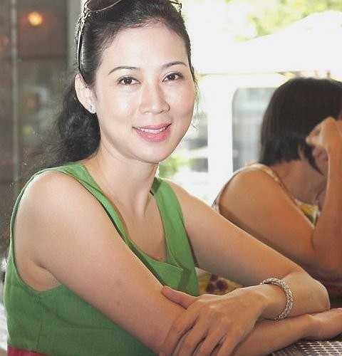 Quyết định rời xa nghệ thuật, Diễm Hương không duy trì mối quan hệ với những người bạn thân trong giới trước kia nữa. Người đẹp một thời ra nước ngoài định cư và gần như biến mất khỏi làng giải trí Việt Nam.