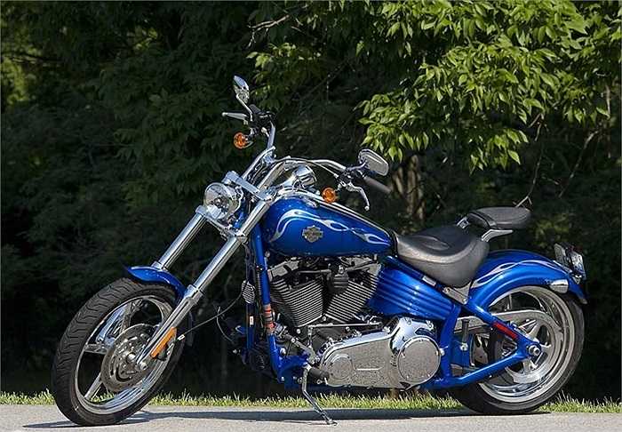 3. Harley Davidson Rocker, giá 140.000 USD. Xe Harley thửa riêng theo yêu cầu luôn đắt đỏ, như chiếc xe này từ trước ra sau luôn dốc nghiêng 37 độ, tạo thành độ dốc có tính chất khuôn mẫu cho những kiểu độ xe chopper.