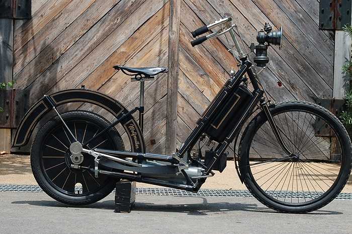 4. Hildebrand Wolfmüller, giá 150.000 USD. Chiếc xe này đắt vì rất hiếm, ngoài ra còn một vài điều đáng nói nữa, đó là xe máy đầu tiên trên thế giới gắn 2 xi-lanh 4 thì, được sản xuất vào những năm 1930 tại Đức.